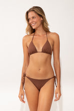 Laad de afbeelding in de Gallery-viewer, Model Front: Wednesday In Hawaii By Rio De Sol Set Set Coco Kauai Kaleia
