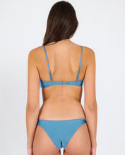 Laad de afbeelding in de Gallery-viewer, Image 06: Rio De Sol Set Set Shimmer-Baltic-Sea Bandeau-Knot Essential
