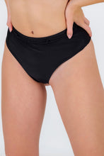 Laad de afbeelding in de Gallery-viewer, Bodem Shimmer-zwarte hotpants
