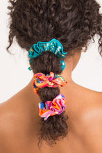 Laad de afbeelding in de Gallery-viewer, Love-Trip Scrunchie
