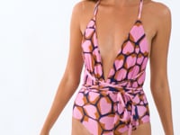 Laad en speel video af in Gallery-viewer, Video: Rio De Sol One-Piece Amore-Pink New Vegas
