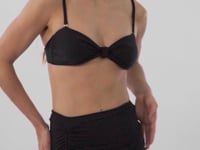 Laad en speel video af in Gallery-viewer, Video: Rio De Sol Beach Skirt Black Mini Skirt Ruched

