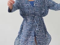 Laad en speel video af in Gallery-viewer, Video: Rio De Sol Shirtdress Chuva Chemise Gabriele
