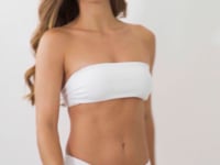 Laad en speel video af in Gallery-viewer, Video: Rio De Sol Top Top Sand-White Bandeau-Reto
