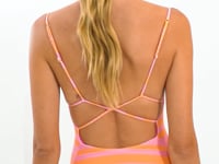 Laad en speel video af in Gallery-viewer, Video: Rio De Sol Hair Accessory Solea Scrunchie
