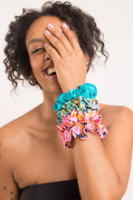 Laad de afbeelding in de Gallery-viewer, Image 02: Rio De Sol Hair Accessory Amore-Pink Scrunchie
