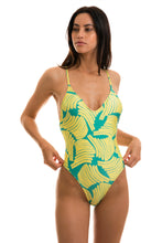Laad de afbeelding in de Gallery-viewer, Model Front: Rio De Sol One-Piece Banana Yellow Hype
