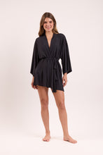 Laad de afbeelding in de Gallery-viewer, Model Front: Rio De Sol Beach Dresses Black Kimono
