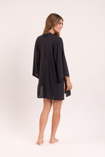 Laad de afbeelding in de Gallery-viewer, Model Back: Rio De Sol Beach Dresses Black Kimono
