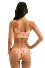 Laad de afbeelding in de Gallery-viewer, Model Back: Rio De Sol Bottom Bottom Banana Rose Bra
