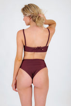 Laad de afbeelding in de Gallery-viewer, Model Back: Rio De Sol Bottom Bottom Barolo Hotpants
