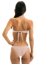 Laad de afbeelding in de Gallery-viewer, Model Back: Rio De Sol Bottom Bottom Essence Bandeau

