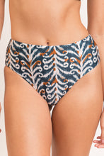 Laad de afbeelding in de Gallery-viewer, Gallery: Rio De Sol Bottom Bottom Ikat Hotpants

