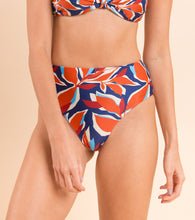 Laad de afbeelding in de Gallery-viewer, Image 10: Rio De Sol Bottom Bottom Leaves Hotpants
