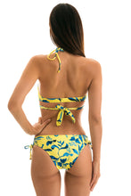 Laad de afbeelding in de Gallery-viewer, Model Back: Rio De Sol Bottom Bottom Lemon Flower Transpassado

