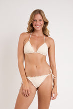 Laad de afbeelding in de Gallery-viewer, Model Front: Rio De Sol Bottom Bottom Malibu-Natural Frufru
