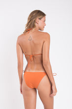 Laad de afbeelding in de Gallery-viewer, Model Back: Rio De Sol Bottom Bottom Ocre Ibiza-Comfy
