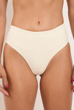 Laad de afbeelding in de Gallery-viewer, Gallery: Rio De Sol Bottom Bottom Off-White Hotpants
