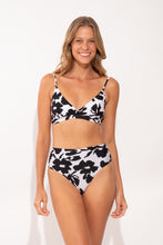 Laad de afbeelding in de Gallery-viewer, Model Front: Rio De Sol Bottom Bottom Poppy Hotpants
