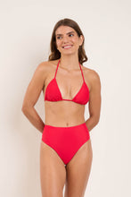 Laad de afbeelding in de Gallery-viewer, Model Front: Rio De Sol Bottom Bottom Rouge Hotpants
