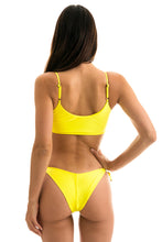 Laad de afbeelding in de Gallery-viewer, Model Back: Rio De Sol Bottom Bottom Strega Bra
