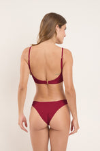 Laad de afbeelding in de Gallery-viewer, Model Back: Rio De Sol Bottom Bottom Touch-Carmim Essential
