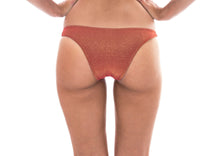 Laad de afbeelding in de Gallery-viewer, Model Back: Rio De Sol Bottom Calcinha Radiante Canela Cropped
