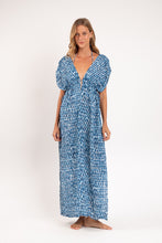 Laad de afbeelding in de Gallery-viewer, Model Front: Rio De Sol Maxi Dresses Chuva Long Dress Soleil
