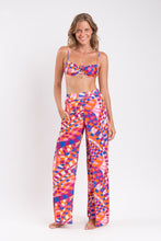 Laad de afbeelding in de Gallery-viewer, Model Front: Rio De Sol Beach Trousers Funny Wide Pants
