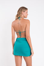 Laad de afbeelding in de Gallery-viewer, Model Back: Rio De Sol Beach Skirt Grove Skirt-Knot
