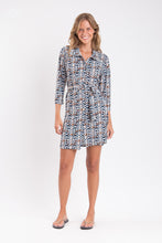 Laad de afbeelding in de Gallery-viewer, Model Front: Rio De Sol Shirtdress Ikat Chemise
