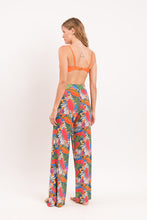 Laad de afbeelding in de Gallery-viewer, Model Back: Rio De Sol Beach Trousers Jungle Wide Pants
