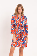 Laad de afbeelding in de Gallery-viewer, Model Front: Rio De Sol Shirtdress Leaves Chemise
