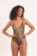 Laad de afbeelding in de Gallery-viewer, Model Front: Rio De Sol One-Piece Leo Hype
