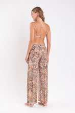 Laad de afbeelding in de Gallery-viewer, Model Back: Rio De Sol Beach Trousers Leopard Wide Pants
