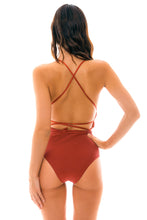 Laad de afbeelding in de Gallery-viewer, Model Back: Rio De Sol One-Piece Liquor New Vegas
