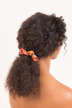Laad de afbeelding in de Gallery-viewer, Model Front: Rio De Sol Hair Accessory Love-Trip Scrunchie

