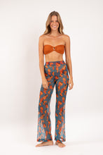Laad de afbeelding in de Gallery-viewer, Model Front: Rio De Sol Beach Trousers Luma Pants Lana

