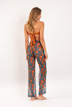 Laad de afbeelding in de Gallery-viewer, Model Back: Rio De Sol Beach Trousers Luma Pants Lana
