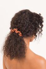 Laad de afbeelding in de Gallery-viewer, Model Front: Rio De Sol Hair Accessory Nocciola Scrunchie

