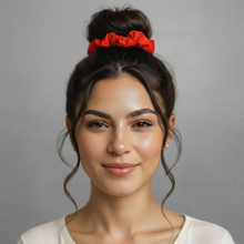 Laad de afbeelding in de Gallery-viewer, Model Front: Rio De Sol Hair Accessory Rouge Scrunchie
