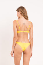 Laad de afbeelding in de Gallery-viewer, Model Back: Rio De Sol Set Set Amarelo Bandeau-Crispy Cheeky-Crispy

