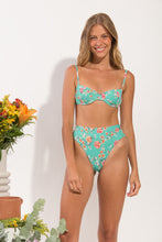Laad de afbeelding in de Gallery-viewer, Model Front: Rio De Sol Set Set Botanic Balconet Hotpant-Cos
