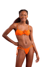Laad de afbeelding in de Gallery-viewer, Model Front: Rio De Sol Set Set Dots-Orange Balconet-Tie Pipa
