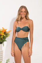Laad de afbeelding in de Gallery-viewer, Model Front: Rio De Sol Set Set Palace Twist Belted-High-Waist
