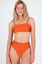 Laad de afbeelding in de Gallery-viewer, Gallery: Rio De Sol Set Set Paprica Bandeau-Reto Hotpants
