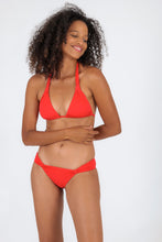 Laad de afbeelding in de Gallery-viewer, Model Front: Rio De Sol Set Set Rouge Mel
