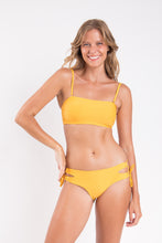 Laad de afbeelding in de Gallery-viewer, Model Front: Rio De Sol Set Set Solar Bandeau-Reto Madrid
