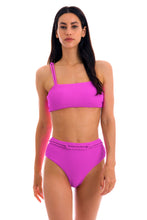 Laad de afbeelding in de Gallery-viewer, Model Front: Rio De Sol Set Set St-Tpz-Pink Reto Hotpant-High
