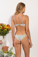 Laad de afbeelding in de Gallery-viewer, Model Back: Rio De Sol Set Set Tiny-Garden Bandeau-Knot Italy
